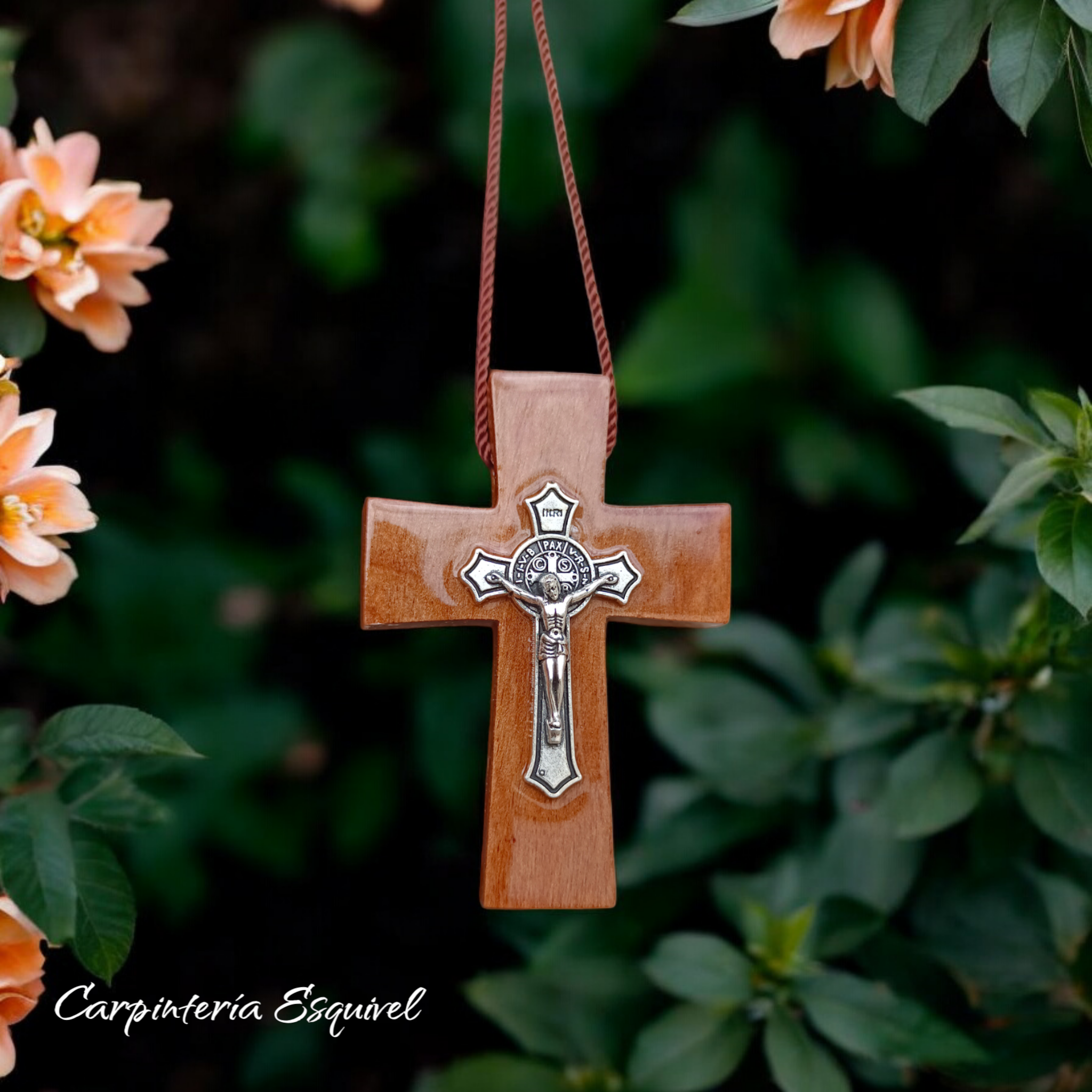 Cruz de madera con Cristo metálico